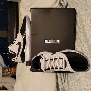 COPY - LeBron Witness 3 - size 8 - wht/blk-half blu